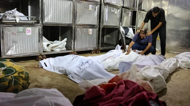 Des Palestiniens pleurent la mort d'un proche tué lors des frappes israéliennes sur la ville de Gaza à l'aube, à la morgue de l'hôpital Al-Shifa, le 4 septembre 2025, dans le contexte de la guerre entre Israël et le mouvement militant Hamas.