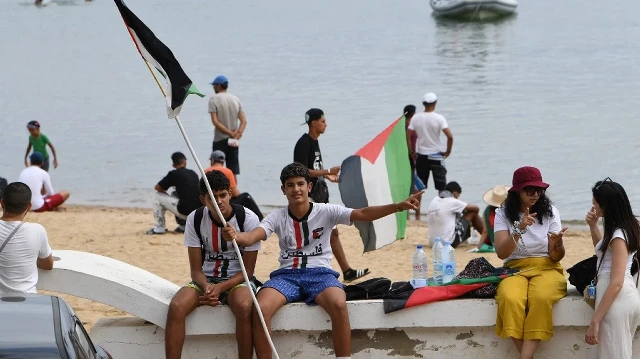 Les partisans et les militants de la flottille mondiale Sumud se rassemblent dans le port tunisien de Sidi Bou Said, avant le départ prévu vers la bande de Gaza pour briser le blocus israélien sur le territoire palestinien, le 10 septembre 2025.