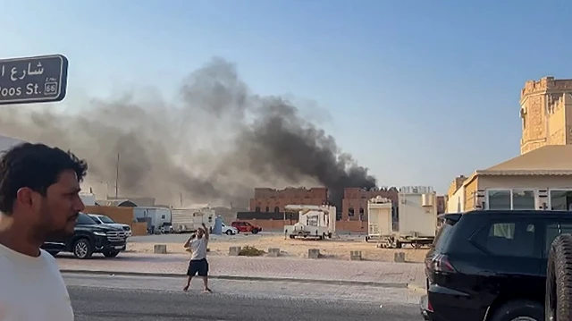 Cette image tirée d'une vidéo AFPTV montre de la fumée s'élevant après des explosions dans la capitale du Qatar, Doha, le 9 septembre 2025.