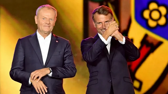Le Premier ministre polonais Donald Tusk (à gauche) et le président français Emmanuel Macron réagissent alors qu'ils célèbrent aux côtés du président moldave (non visible) le 34e anniversaire de l'indépendance du pays, à Chisinau, le 27 août 2025.
