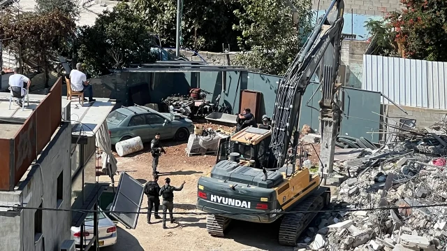 القدس.. الاحتلال الإسرائيلي يصيب شابين بجروح ويغلق منزلين بالصفيح
