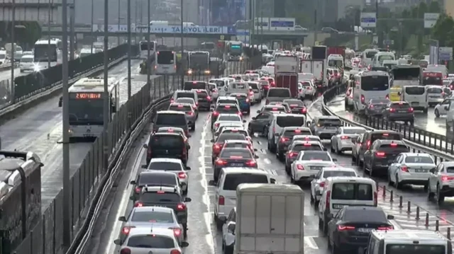 Avrupa Yakası'nda, D-100 kara yolunun Ankara yönünde Avcılar, Beylikdüzü, Cevizlibağ, Haliç Köprüsü, Okmeydanı ve Mecidiyeköy mevkilerinde trafik yoğun seyrediyor.