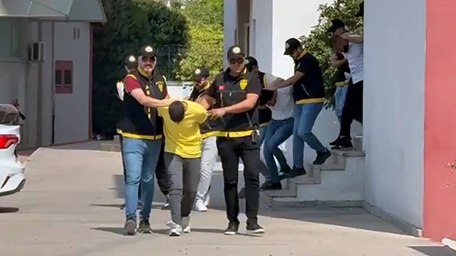 Çaldıkları altınları bozdurup, paraları odaya dökerek birbirini kutlamışlar
