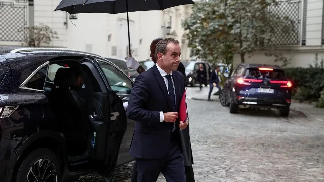 Le nouveau Premier ministre français, Sébastien Lecornu, arrive pour une réunion au Centre opérationnel de gestion interministérielle des crises (COGIC) à l'Hôtel de Beauvau à Paris, le 10 septembre 2025. 