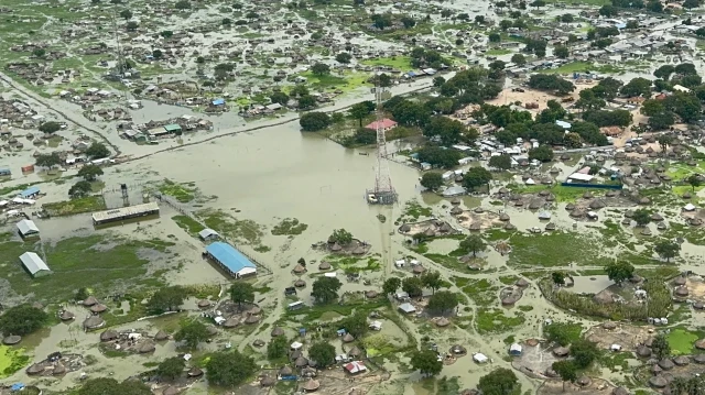 Les fortes pluies et le débordement du Nil ont déplacé des centaines de milliers de personnes, forçant les familles à chercher refuge dans des tentes ou à la belle étoile, au Soudan du Sud, le 12 septembre 2025.