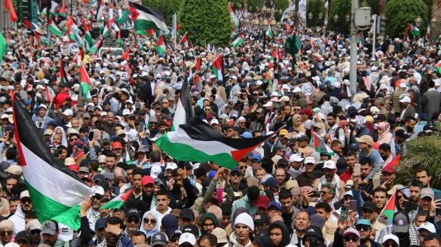 آلاف المغاربة يتظاهرون رفضا للإبادة والتجويع في غزة