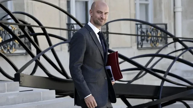 Le ministre français de l'Europe et des Affaires étrangères, Jean-Noël Barrot, quitte le palais présidentiel de l'Élysée à Paris après la réunion hebdomadaire du Conseil des ministres, le 27 août 2025.