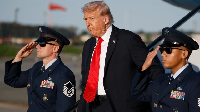 Le président américain Donald Trump descend d'Air Force One à son arrivée à l'aéroport LaGuardia le 11 septembre 2025 à New York. 