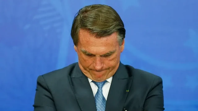 Le président brésilien Jair Bolsonaro fait un geste lors d'un hommage aux athlètes brésiliens qui ont remporté la deuxième place au classement général des médailles de la Gymnasiade Normandie 2022 à Brasilia, le 6 juillet 2022. Le 11 septembre 2025, la Cour suprême du Brésil a condamné l'ancien président Jair Bolsonaro pour avoir fomenté un coup d'État, scellant son sort par un vote de 4 contre 1 qui pourrait l'envoyer en prison pour le reste de sa vie. 