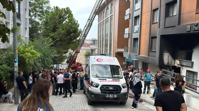 Küçükçekmece'de 5 katlı binada yangın; bir kişi hayatını kaybetti