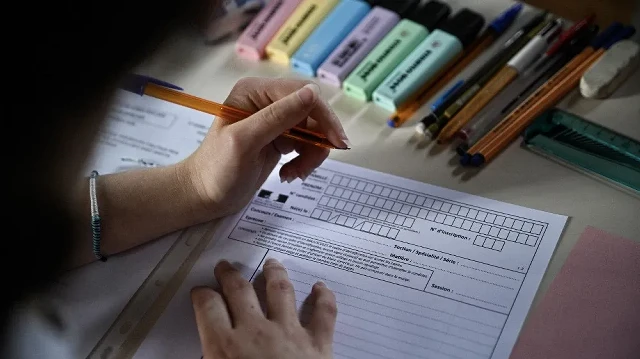 Des élèves se préparent à passer l'épreuve de philosophie dans le cadre du baccalauréat au lycée Chaptal à Paris, le 16 juin 2025. 