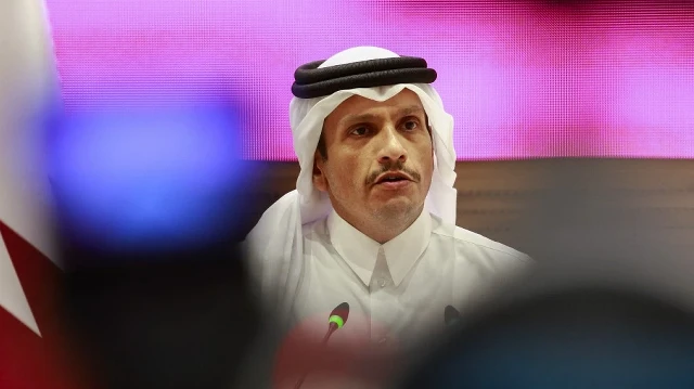 Le Premier ministre et ministre des Affaires étrangères du Qatar, Mohammed bin Abdulrahman al-Thani, s'exprime lors d'une conférence de presse à Doha le 9 septembre 2025, à la suite des frappes israéliennes.