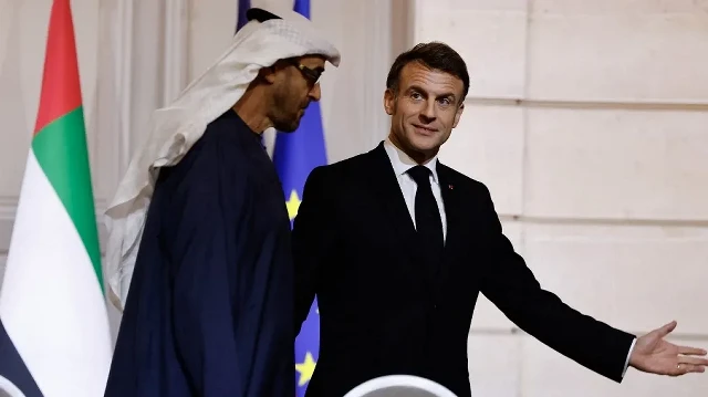 Le président des Émirats arabes unis, Cheikh Mohamed bin Zayed al-Nahyan (à gauche), et le président français Emmanuel Macron (à droite) quittent les lieux après avoir assisté à une cérémonie de signature d'accord dans le cadre de la visite de Zayed al-Nahyan en France, au palais présidentiel de l'Élysée à Paris, le 6 février 2025.