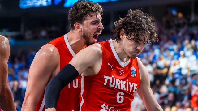 Alperen Şengün ile Cedi Osman'ın yaşadığı sevinç.