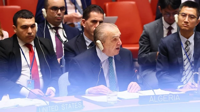 L'ambassadeur Amar Bendjama, représentant permanent de la République algérienne démocratique et populaire auprès des Nations unies, s'exprime lors d'une réunion du Conseil de sécurité des Nations unies sur les menaces à la paix et à la sécurité internationales au siège des Nations unies, le 20 juin 2025 à New York.