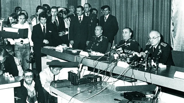 Türkiye, 12 Eylül 1980 sabahı, Genelkurmay Başkanı Orgeneral Kenan Evren'in radyodan okuduğu bildiriyle karanlık bir döneme uyandı.