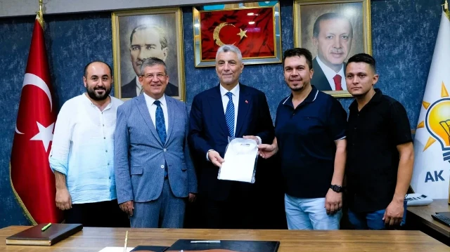 Ticaret Bakanı Prof. Dr. Ömer Bolat’a, Buldan bezinden üretilmiş gömlek hediye edildi.