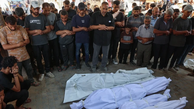 Des Palestiniens prient devant les corps des personnes tuées lors des premières frappes israéliennes, lors de leurs funérailles à l'hôpital al-Shifa de Gaza City, le 8 septembre 2025.