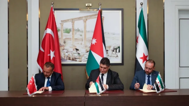 Ürdün'ün başkenti Amman'da, Suriye, Türkiye ve Ürdün arasında ulaştırma alanında ortak projeler geliştirme konusunda üçlü zirve düzenlendi.
