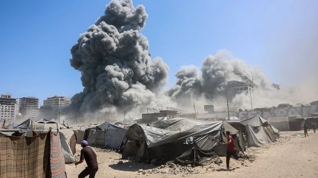 De la fumée s'élève dans la ville de Gaza après les frappes israéliennes sur une tour le 10 septembre 2025, suite à l'annonce par Israël qu'il ciblerait les immeubles de grande hauteur identifiés comme étant utilisés par le Hamas avant la conquête prévue de ce centre urbain par ses forces.