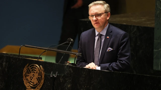 Krzysztof Szczerski, représentant permanent de la Pologne auprès des Nations unies, prend la parole lors d'une session extraordinaire de l'Assemblée générale au siège des Nations unies, le 28 février 2022 à New York.