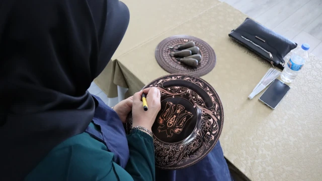 Erzincan'da tarihi eskilere dayanan bakır işlemeciliği, kentteki kadınlar tarafından geleceğe taşınıyor. Erzincan Ticaret ve Sanayi Odasının girişimleriyle 2002'de "Erzincan Bakır İmalat ve El İşlemeciliği Sanatı" adıyla Türk Patent ve Marka Kurumunca tescillenen ve Mahreçli Coğrafi İşaret Belgesi alan bakır işlemeciliği, Erzincan Belediyesi Meslek Edindirme ve Eğitim Kursu'nda (ERMEK) kadınlara öğretiliyor. Kursta şu an zanaat öğrenen 20 kadın, çelik kalemle yaptıkları ince işçilikle bakırcılığı geleceğe taşıyor.