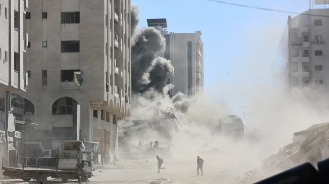 De la fumée s'élève après une frappe israélienne sur un immeuble dans le quartier de Tal al-Hawa à Gaza, le 13 septembre 2025. L'armée israélienne a déclaré le 13 septembre que plus de 250 000 personnes avaient quitté la ville de Gaza pour d'autres parties du territoire au cours des dernières semaines, depuis qu'elle a intensifié ses attaques contre le plus grand centre urbain de Gaza.