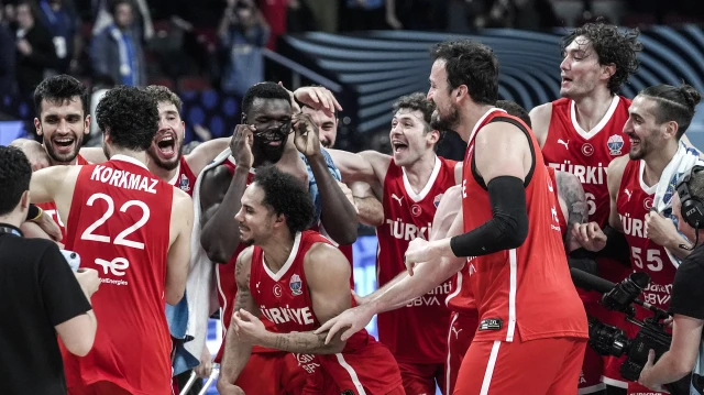 Les joueurs de l'équipe nationale turque masculine de basket-ball célèbrent leur victoire à l'issue de la demi-finale de l'EuroBasket 2025 entre la Türkiye et la Grèce à la Riga Arena de Riga, en Lettonie, le 12 septembre 2025. La Türkiye se qualifie pour la finale de l'EuroBasket FIBA après avoir battu la Grèce 94-68.