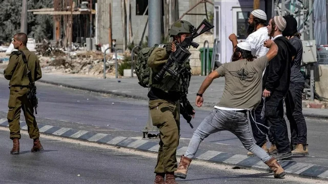 مستوطنون إسرائيليون يهاجمون فلسطينيين وممتلكاتهم بالضفة