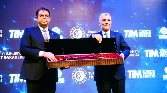 Denizli İhracatçılar Birliği Başkanı Hüseyin Memişoğlu, Ticaret Bakanı Ömer Bolat'a  Yatağan Palası hediye etti.