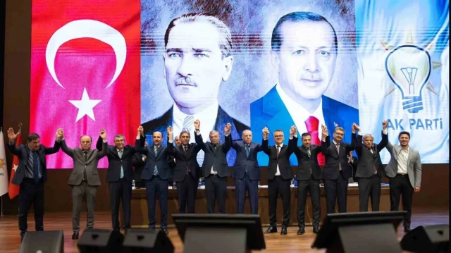 AK Parti Sözcüsü Ömer Çelik, AK Parti MKYK öncesinde partiye katılan iki belediye başkanını tebrik ederek, katılımların devam edeceğini söylemişti.
