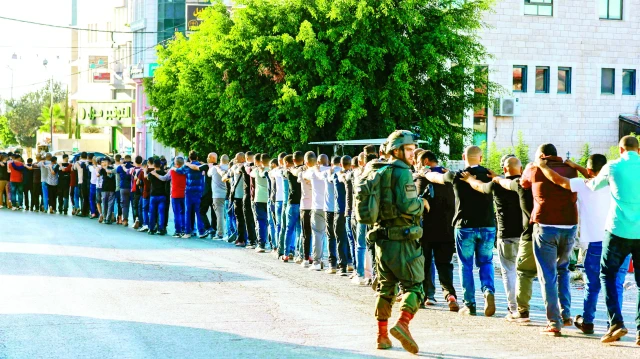 İsrail kuvvetleri, Tulkerim'de dükkan ve kafeleri basarak gözaltına aldığı Filistinlileri, caddede toplayarak Gazze'de esirlere yaptığı gibi sıraya soktu.