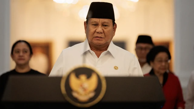 Le président indonésien Prabowo Subianto s'apprête à s'exprimer sur la récente vague de manifestations nationales lors d'une conférence de presse aux côtés des dirigeants des partis politiques au palais présidentiel de Jakarta, le 31 août 2025.