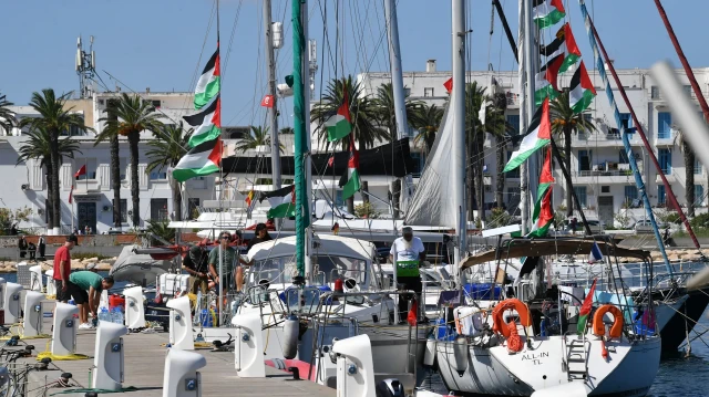Des bateaux faisant partie de la flottille mondiale Sumud se rassemblent dans le port tunisien de Bizerte, avant leur départ prévu vers la bande de Gaza pour briser le blocus israélien sur le territoire palestinien, le 13 septembre 2025.