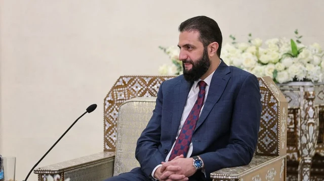 Une photo diffusée par l'agence de presse officielle syrienne SANA montre le président par intérim syrien Ahmad Al-Sharaa rencontrant une délégation américaine dirigée par le nouveau chef du Commandement central de l'armée américaine dans la capitale syrienne Damas, le 12 septembre 2025.