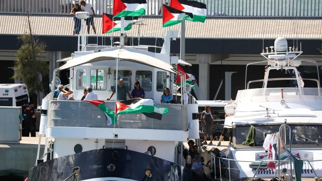 أنباء عن تحرك مركب ضمن أسطول الصمود نحو غزة 
