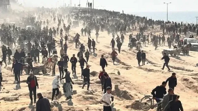 قوات الاحتلال تقتل فلسطينيا من منتظري المساعدات وتنذر مجددا بإخلاء مدينة غزة 