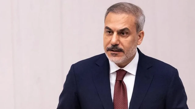 Cette photo prise et diffusée par le ministère turc des Affaires étrangères le 29 août 2025 à Ankara montre le ministre turc des Affaires étrangères, Hakan Fidan, prononçant un discours devant la Grande Assemblée nationale de Türkiye. 