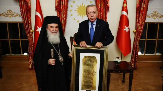 البطريرك ثيوفيلوس الثالث يهدي أردوغان نسخة عن "العهدة العمرية"