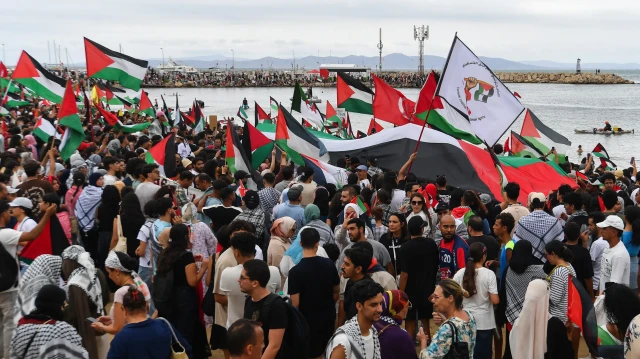 Les partisans et les militants de la flottille mondiale Sumud se rassemblent dans le port tunisien de Sidi Bou Said, avant le départ prévu vers la bande de Gaza pour briser le blocus israélien sur le territoire palestinien, le 10 septembre 2025. 