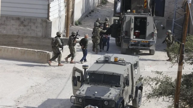جيش الاحتلال الإسرائيلي يعتقل 540 فلسطينيا بالضفة في أغسطس