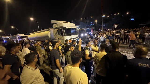 Uzun araç kuyruğunun oluştuğu Pazarcık-Gölbaşı kara yolu, yeniden ulaşıma açıldı. 