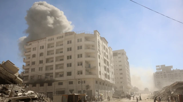 De la fumée s'élève après une frappe israélienne sur un immeuble dans le quartier de Tal al-Hawa à Gaza, le 13 septembre 2025. L'armée israélienne a déclaré le 13 septembre que plus de 250 000 personnes avaient quitté la ville de Gaza pour d'autres parties du territoire au cours des dernières semaines, depuis qu'elle a intensifié ses attaques contre le plus grand centre urbain de Gaza.