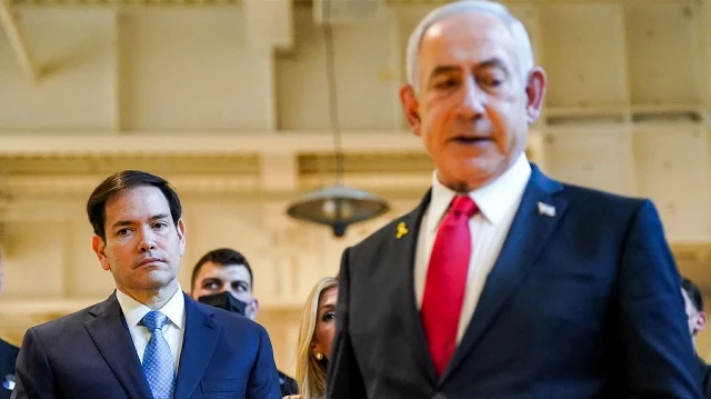 Le secrétaire d'État américain Marco Rubio (à gauche) et le Premier ministre israélien Benjamin Netanyahu (à droite) visitent les tunnels du Mur occidental, sous le site sacré juif, dans la vieille ville de Jérusalem, le 14 septembre 2025.