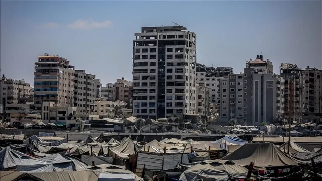 مدينة غزة تباد.. الاحتلال الإسرائيلي ينذر بإخلاء برج سكني بحي الرمال 