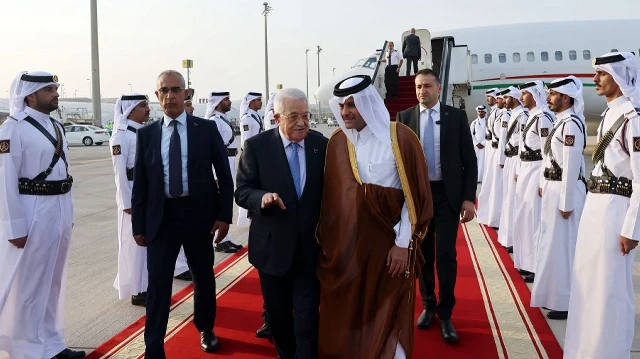 Cette photo fournie par le bureau de presse de l'Autorité palestinienne (PPO) montre le président palestinien Mahmoud Abbas (à gauche) accueilli par le vice-Premier ministre qatari Saoud bin Abdulrahman Al Thani à son arrivée à Doha le 14 septembre 2025, avant un sommet arabe islamique d'urgence.