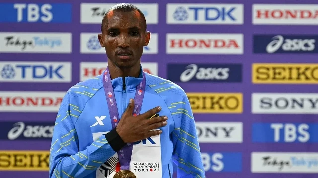 Le médaillé d’or tanzanien Alphonce Felix Simbu pose avec ses médailles sur le podium du marathon masculin lors des Championnats du monde d’athlétisme à Tokyo, le 15 septembre 2025.