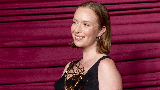Hannah Einbinder arrive à la réception HBO Max après les Emmy Awards au San Vicente Bungalows le 14 septembre 2025 à West Hollywood, en Californie. Primée lors de cette soirée, elle a conclu son discours de remerciements par ces mots : "Go Birds, F--- ICE et Free Palestine" (Allez les Birds, à bas l’ICE et Palestine libre).