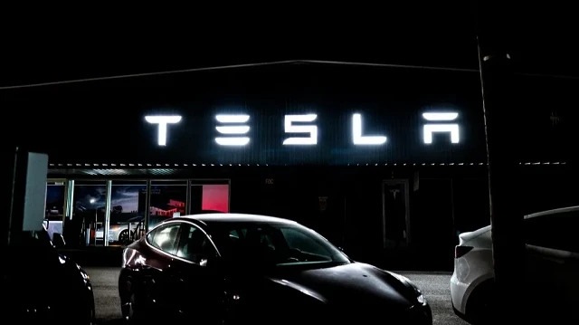 Le patron de Tesla renforce sa participation alors qu’un plan de rémunération record est en jeu.
