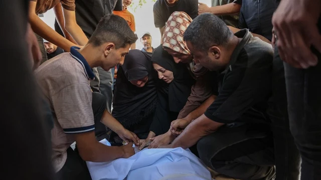 Des Palestiniens pleurent devant le corps d'un proche tué lors des premières frappes israéliennes, avant les funérailles à l'hôpital al-Shifa de Gaza, le 8 septembre 2025.